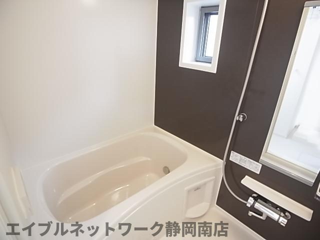 バス・シャワールーム　落ち着いた空間のお風呂です