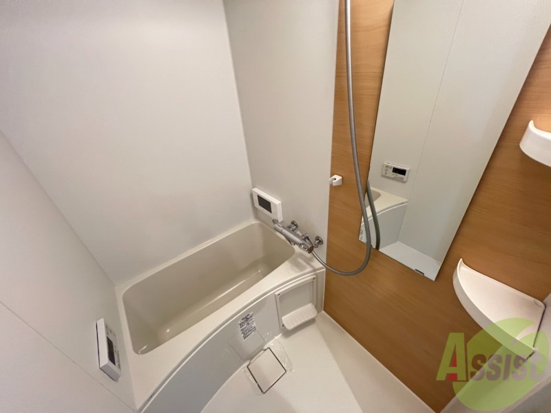 バス・シャワールーム　浴室はゆったりと浸かれるサイズ感になっています。