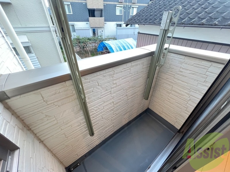 バルコニー　広くはないですがベランダ付きです。きれいに保たれてます。