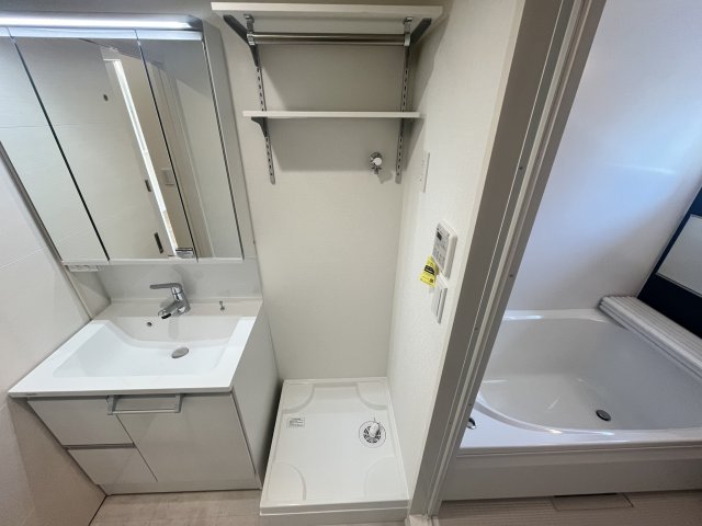 洗面設備　収納もある玄関です