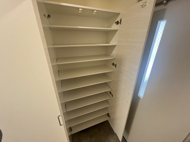 玄関　たっぷりとした収納スペースです