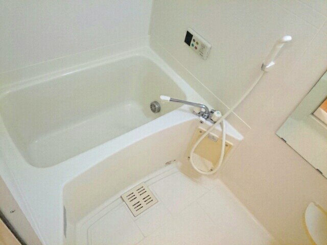 バス・シャワールーム　コンパクトで使いやすいお風呂です