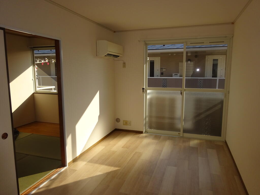 居室・リビング　約6帖の洋室。