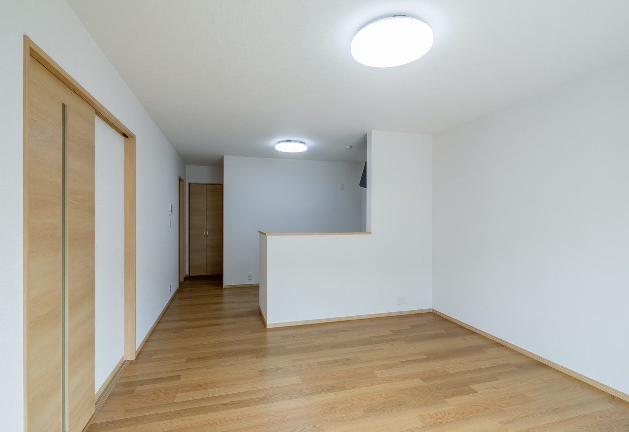 居室・リビング　同タイプの別物件です。色など異なる場合は現状優先となります。