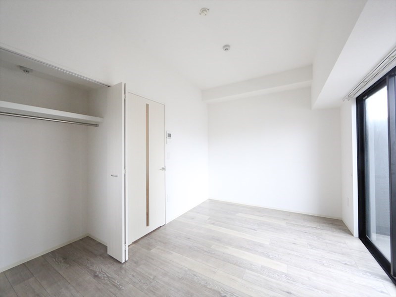 居室・リビング　洋室8.1帖　クローゼット付（収納充実してます）