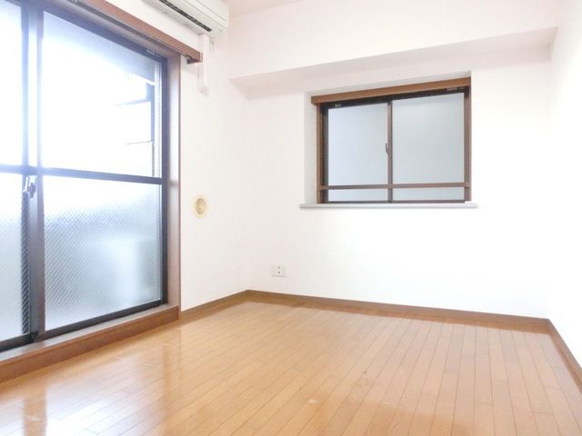 居室・リビング　２面採光の明るいお部屋