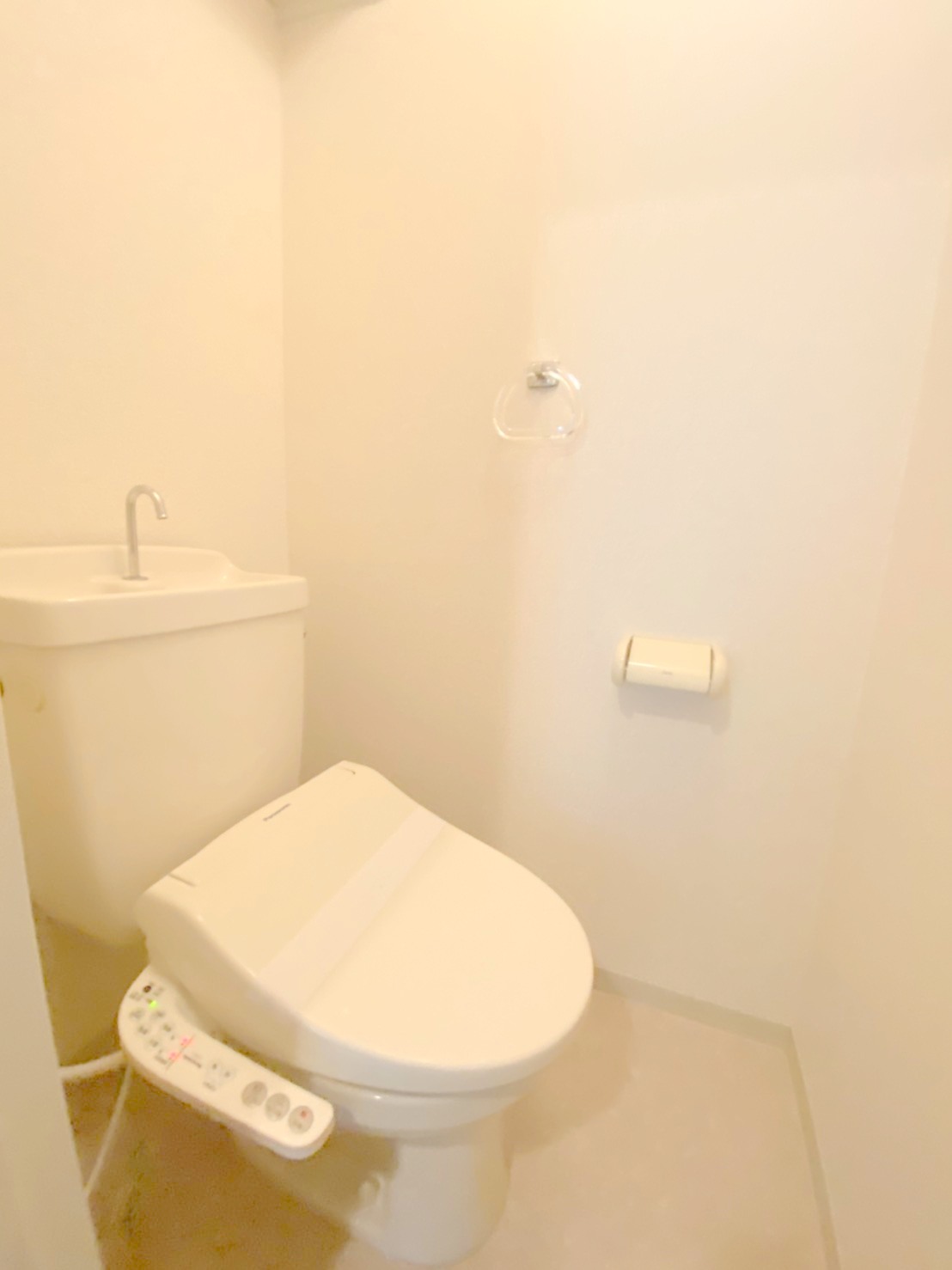 トイレ　嬉しいウォシュレット付きのトイレ！便座温かいですよ♪
