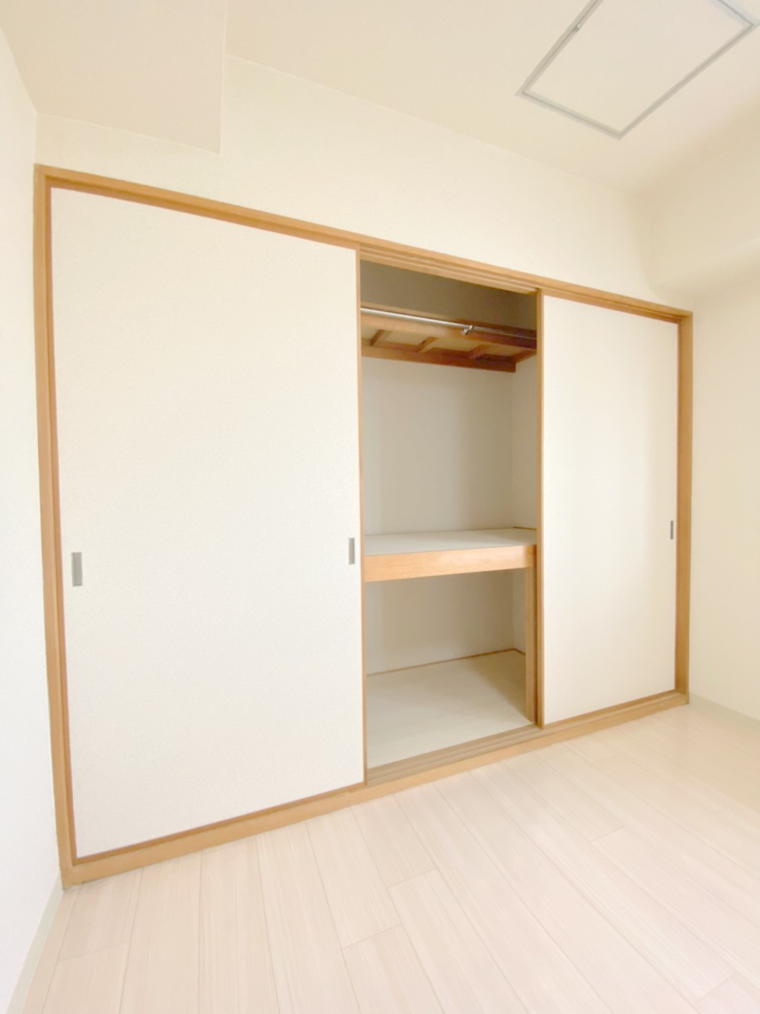 収納　衣類の収納に便利な押し入れが付いています！