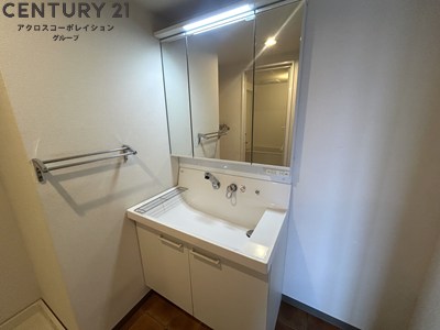 洗面設備　三面鏡の独立洗面台です
