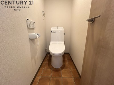 トイレ　温水洗浄便座完備しています