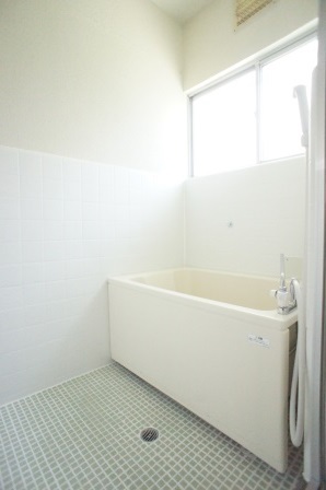 バス・シャワールーム　バス・トイレ別でゆったりお風呂に浸かれます