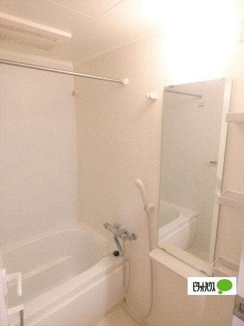 バス・シャワールーム　※写真は反転別部屋のもの