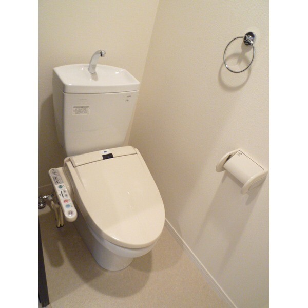 トイレ　※写真は反転別部屋のもの