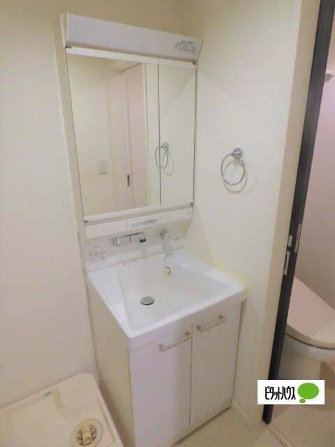 洗面設備　※写真は反転別部屋のもの