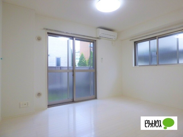 居室・リビング　※写真は反転別部屋のもの