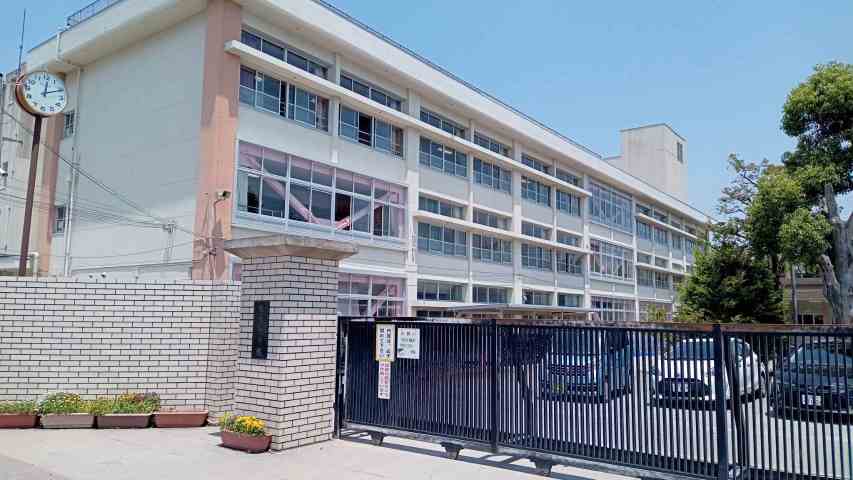 小学校　福岡市立小学校板付小学校（小学校）まで302m