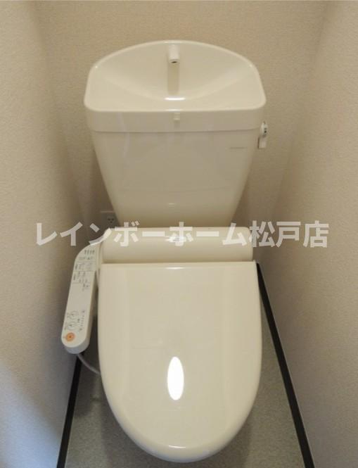 トイレ　落ち着いた色調のトイレです