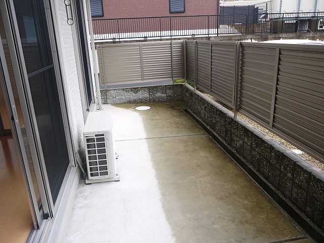 バルコニー　外からの目が気にならないバルコニーで洗濯物が干せます