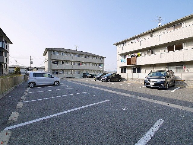 駐車場　駐車場があるので、車を買う予定の方も安心です