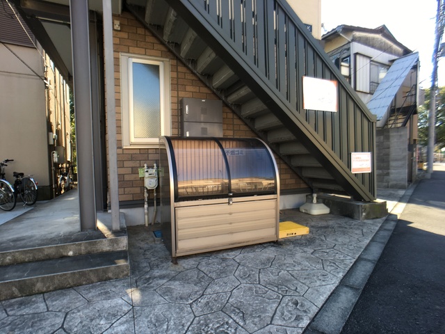 その他共有部分　蓋つきのゴミ置き場。衛生的ですね♪