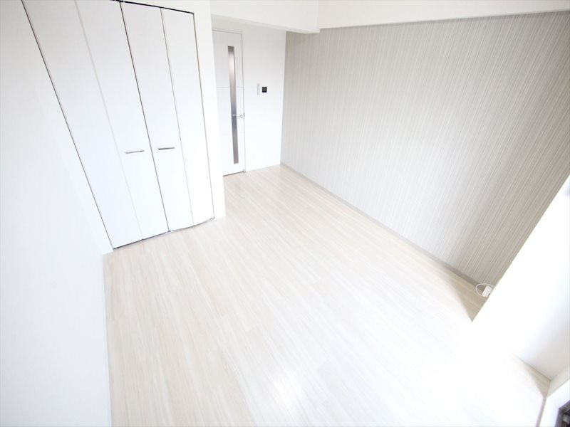 居室・リビング　洋室8.2帖　エアコン完備　バルコニーに面しています