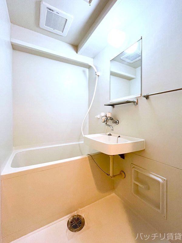 洗面設備　画像は別号室イメージの為、現況を優先いたします。