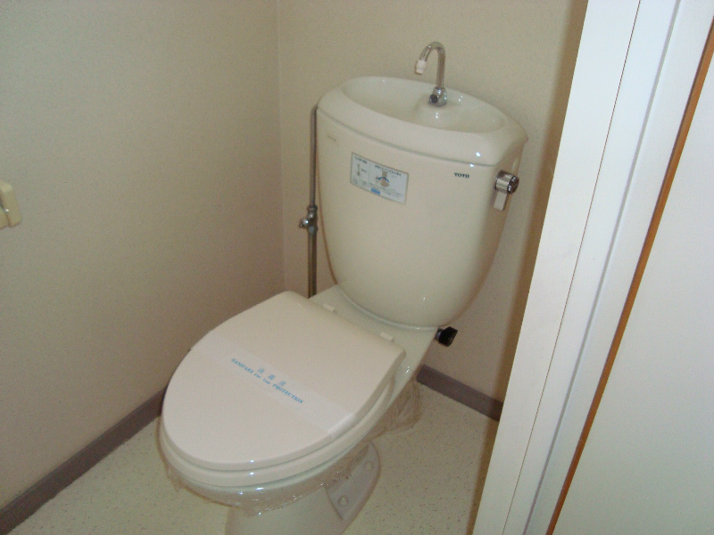 トイレ　※写真は別号室です。