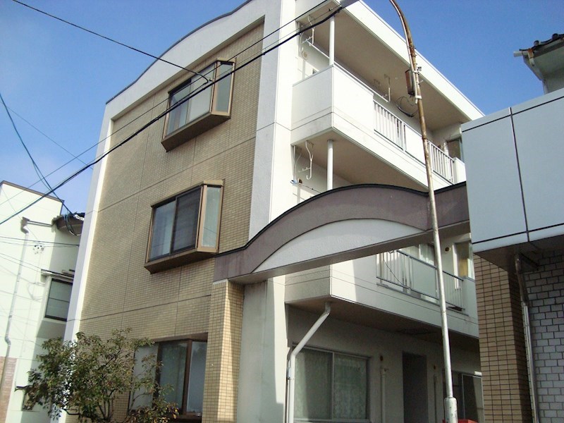 エントランス　※写真は別号室です。