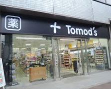 ドラックストア　トモズ茅場町店（ドラッグストア）まで619m