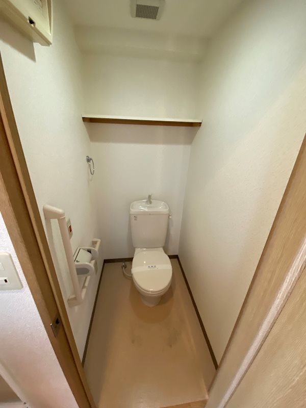 トイレ　違うお部屋の写真です。ご参考までに