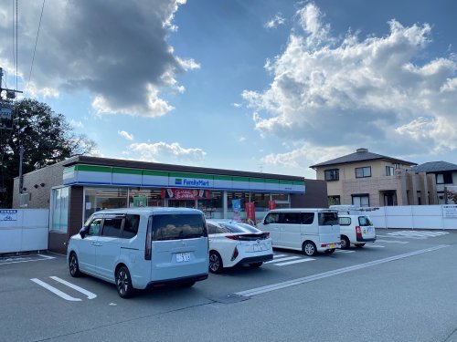 コンビニ　ファミリーマート 津市戸木町店（コンビニ）まで381m