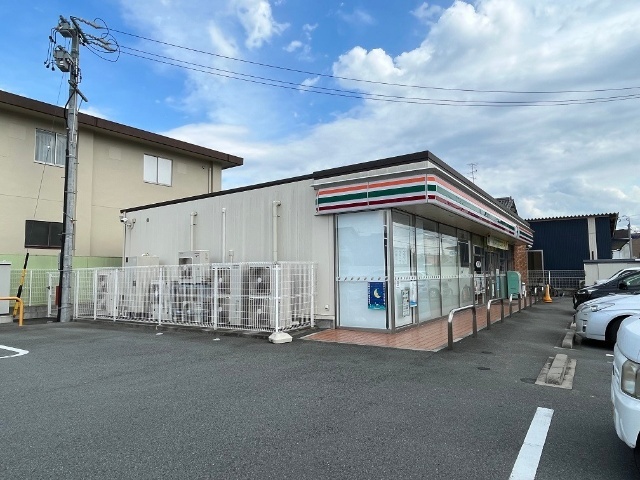 コンビニ　セブンイレブン津市幸町店（コンビニ）まで379m