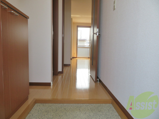 玄関　玄関の様子です。明るい印象ですね。気分もあがりそう。