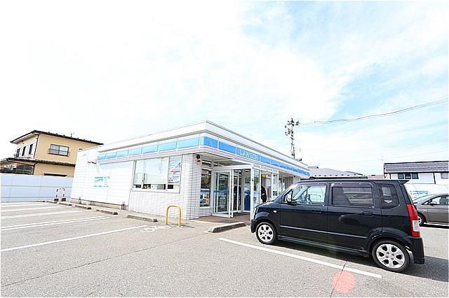 コンビニ　ローソン自衛隊通店（コンビニ）まで700m