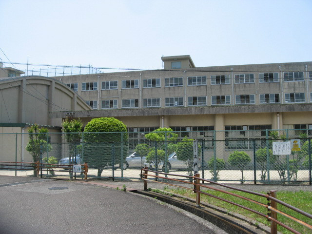 中学校　高槻市立第九中学校（中学校）まで1013m