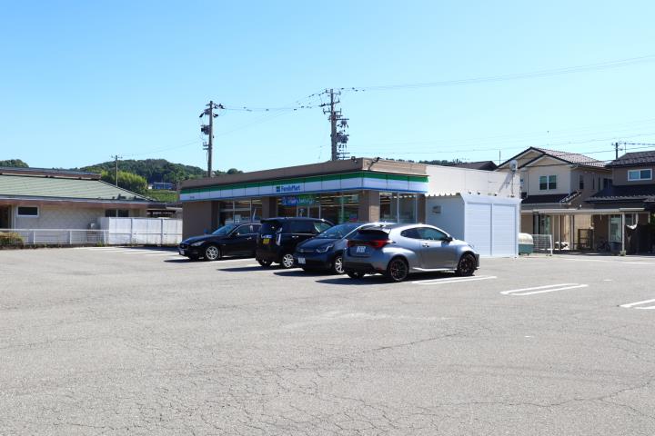 コンビニ　ファミリーマート金沢大桑店（コンビニ）まで524m