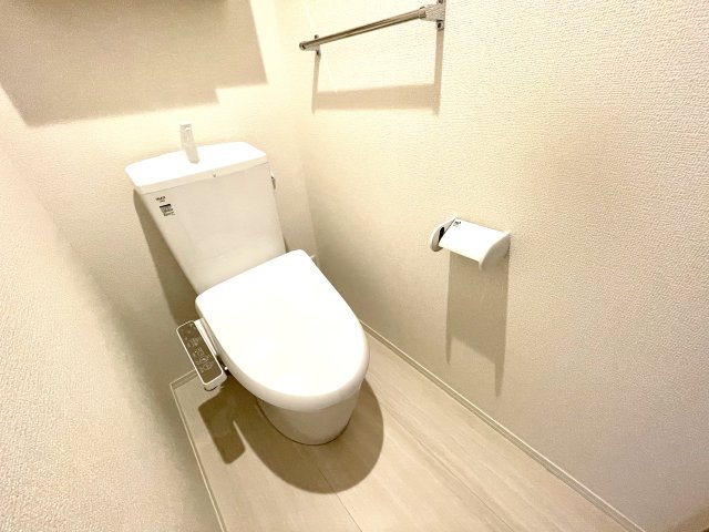 トイレ　温水洗浄便座付きのトイレです♪