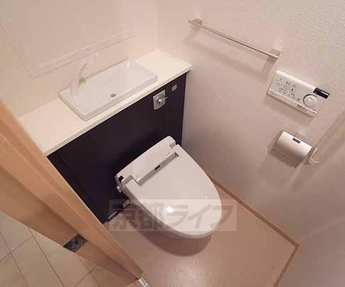 トイレ　ウォシュレット付のトイレです。