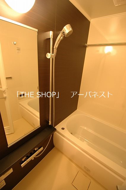 バス・シャワールーム　同タイプ、別部屋の参考写真です。