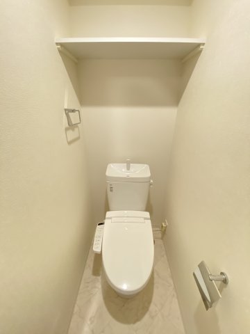 トイレ　温水洗浄便座付きのトイレです♪