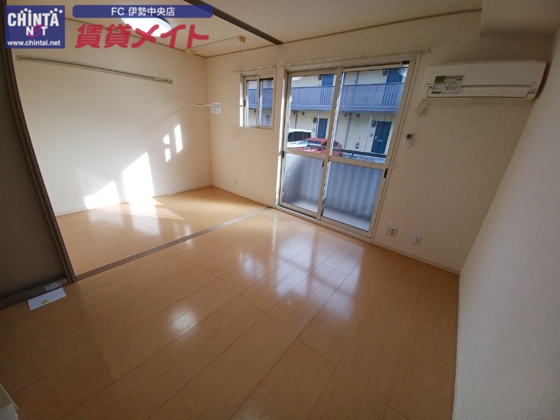 居室・リビング　同物件別部屋のお写真です。