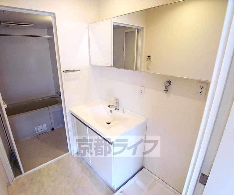 洗面設備　鏡大きいですね