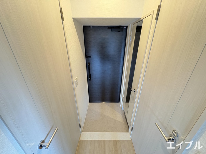 玄関　同じ部屋タイプの別部屋の写真です。現況と異なる場合は現況を優