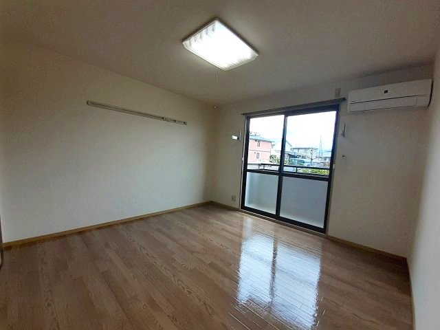 居室・リビング　※同タイプの部屋写真です