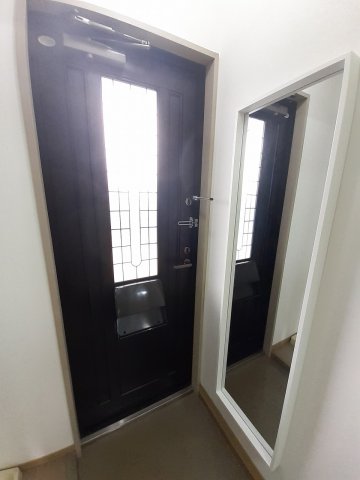 玄関　※同タイプの部屋写真です