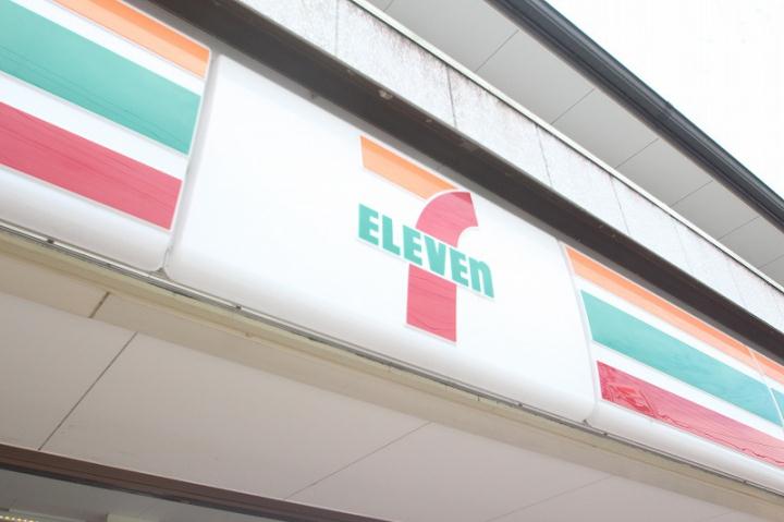 コンビニ　セブンイレブン（コンビニ）まで374m