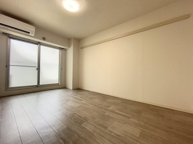 居室・リビング　落ち着いた色調のフローリングのお部屋です