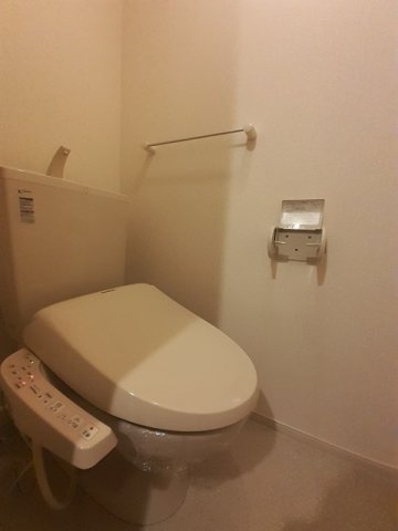 トイレ　落ち着いた色調のトイレです
