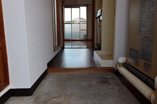 玄関　同物件別部屋です。