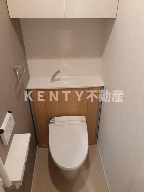 トイレ　落ち着いた色調のトイレです